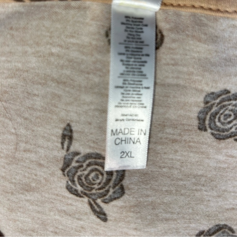LuLaRoe 2XL V-Neck Short Sleeve T-Shirt Blouse Tan With Dark Brown Rosettes - Picture 7 of 7